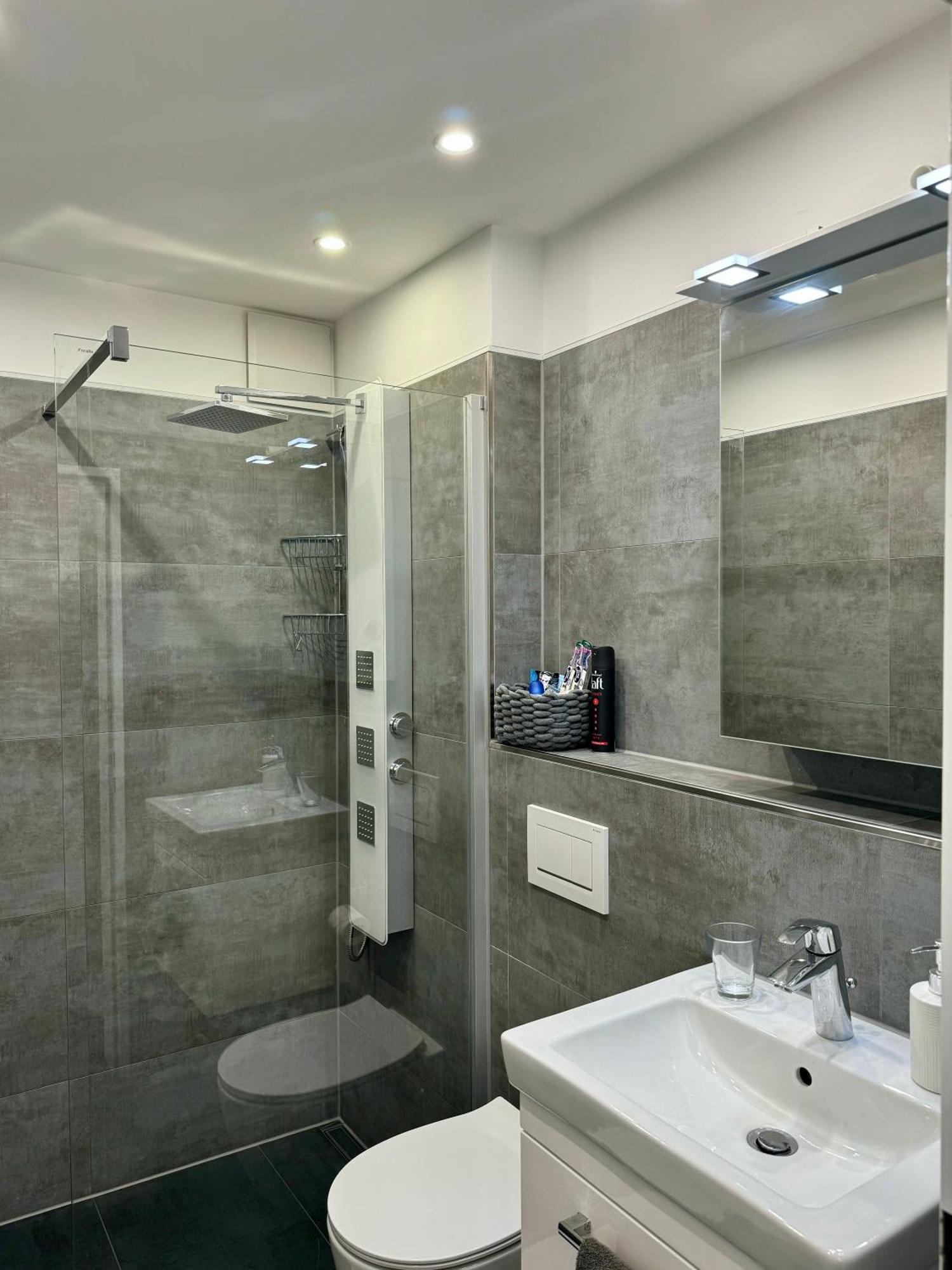 Apartment Single In *