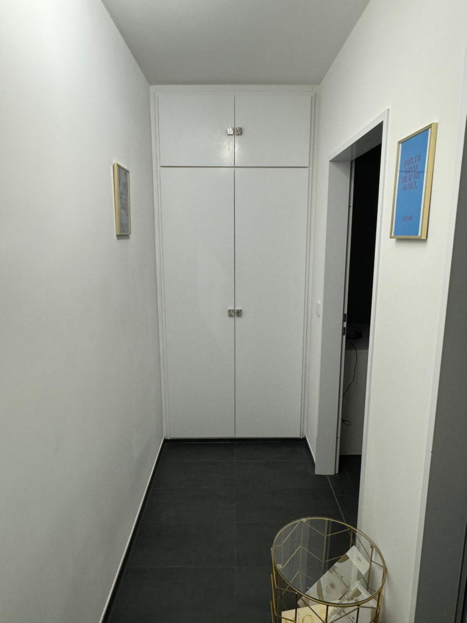 Single In Apartment *